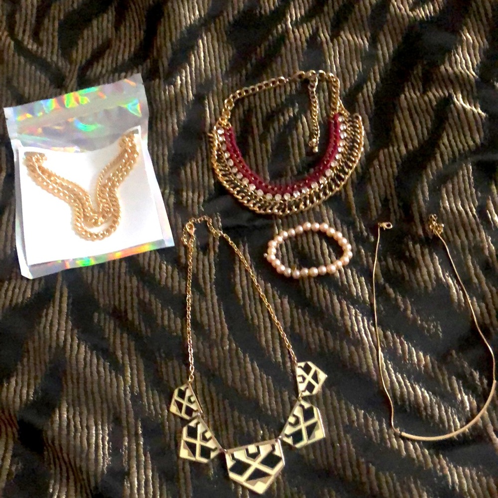 Neckless bundles and one perle bracelet who’s the lucky one !